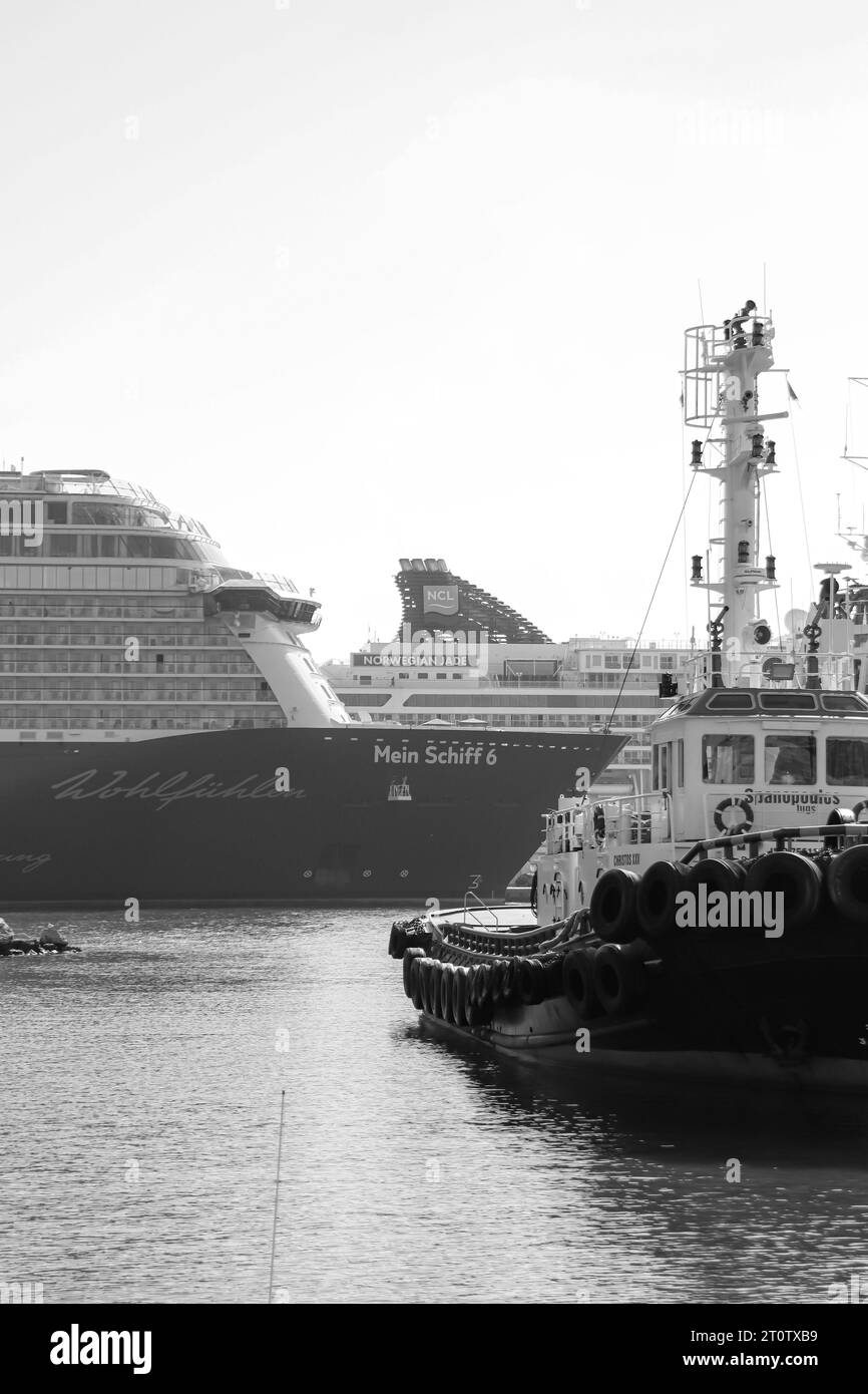 Der Bug, ein Kreuzfahrtschiff vor der mein Schiff 6, einem Kreuzfahrtschiff von TUI Cruises, dockte vor der norwegischen Jade im geschäftigen Hafen von Rhodos an Stockfoto