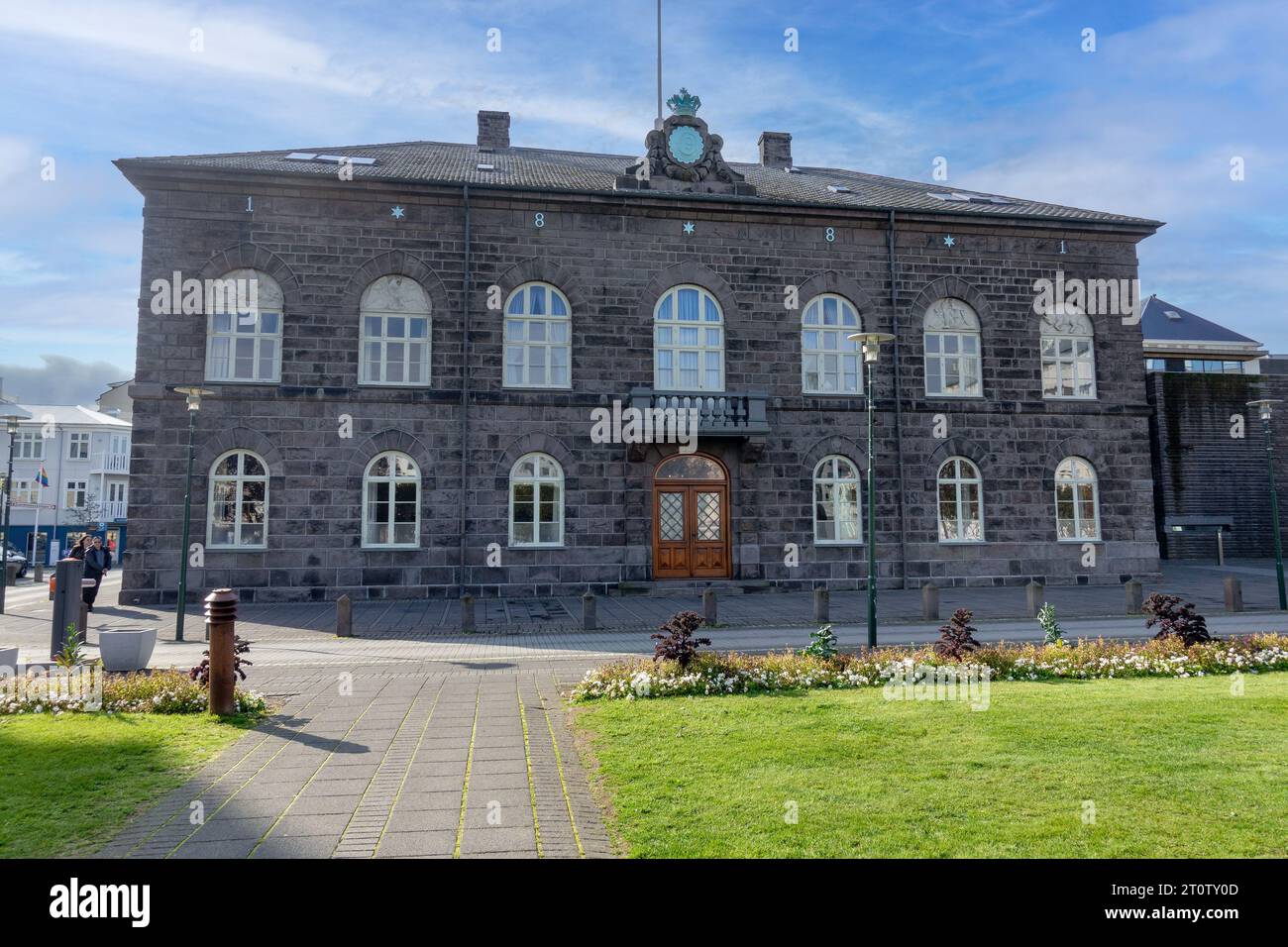 Das isländische Parlamentsgebäude vor dem Alþingi, anglisiert als Althingi oder Althing auf dem Austurvollur Square in Reykjavik Island Stockfoto