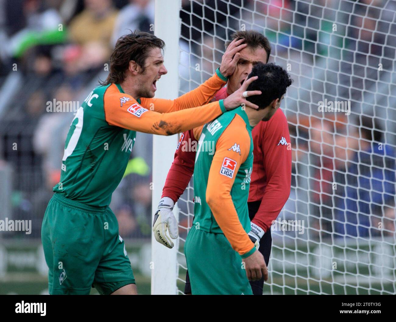 Mönchengladbach Deutschland, 7.2.2004 Fußball: Bundesligasaison 2003/04, Borussia Mönchengladbach (BMG, weiß) vs Werder Bremen (WBR, grün) 1:2 — von links: Mladen Kristajic, Andreas Reinke, Paul Stalteri (alle WBR) Stockfoto