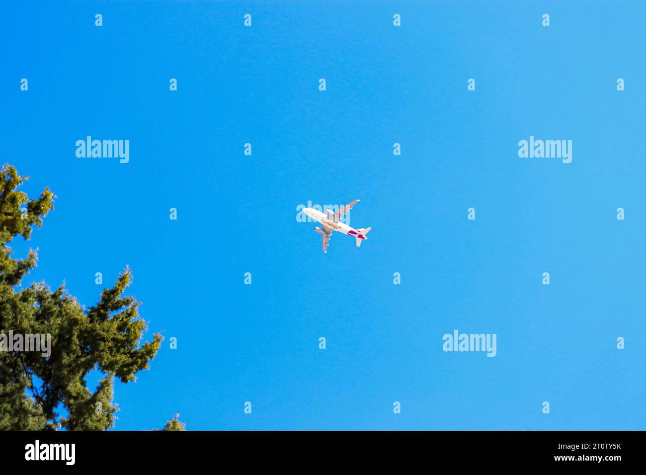 Unter einem Flugzeugjet Eurowings fliegt eine deutsche Billigfluggesellschaft in Rhodos International Airport Stockfoto