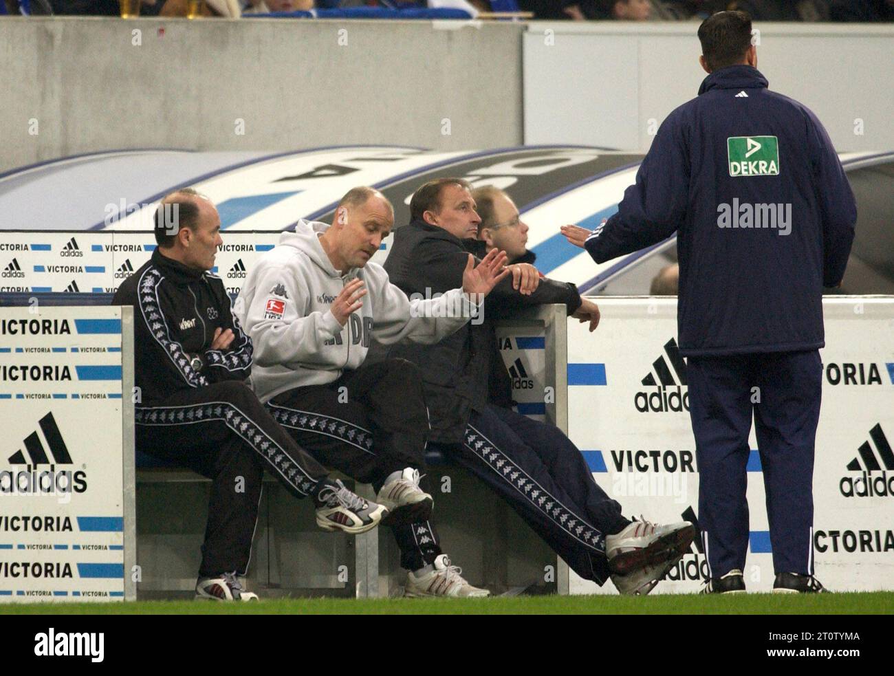 Gelsenkirchen Deutschland, 21.2.2004 Fußball: Bundesligasaison 2003/04, Schalke 04 (S04, blau) gegen Werder Bremen (WBR, grün) 0:0 – Thomas Schaaf (WBR, 2. V. l.) beschwert sich Stockfoto