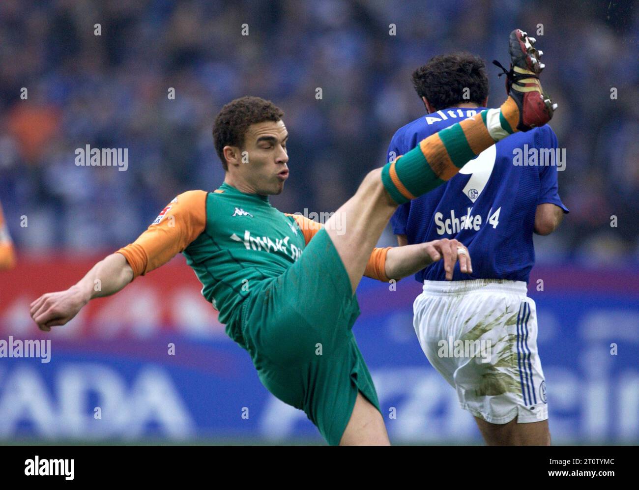 Gelsenkirchen Deutschland, 21.2.2004 Fußball: Bundesligasaison 2003/04, Schalke 04 (S04, blau) vs Werder Bremen (WBR, grün) 0:0 — Valerien Ismael (WBR) Stockfoto