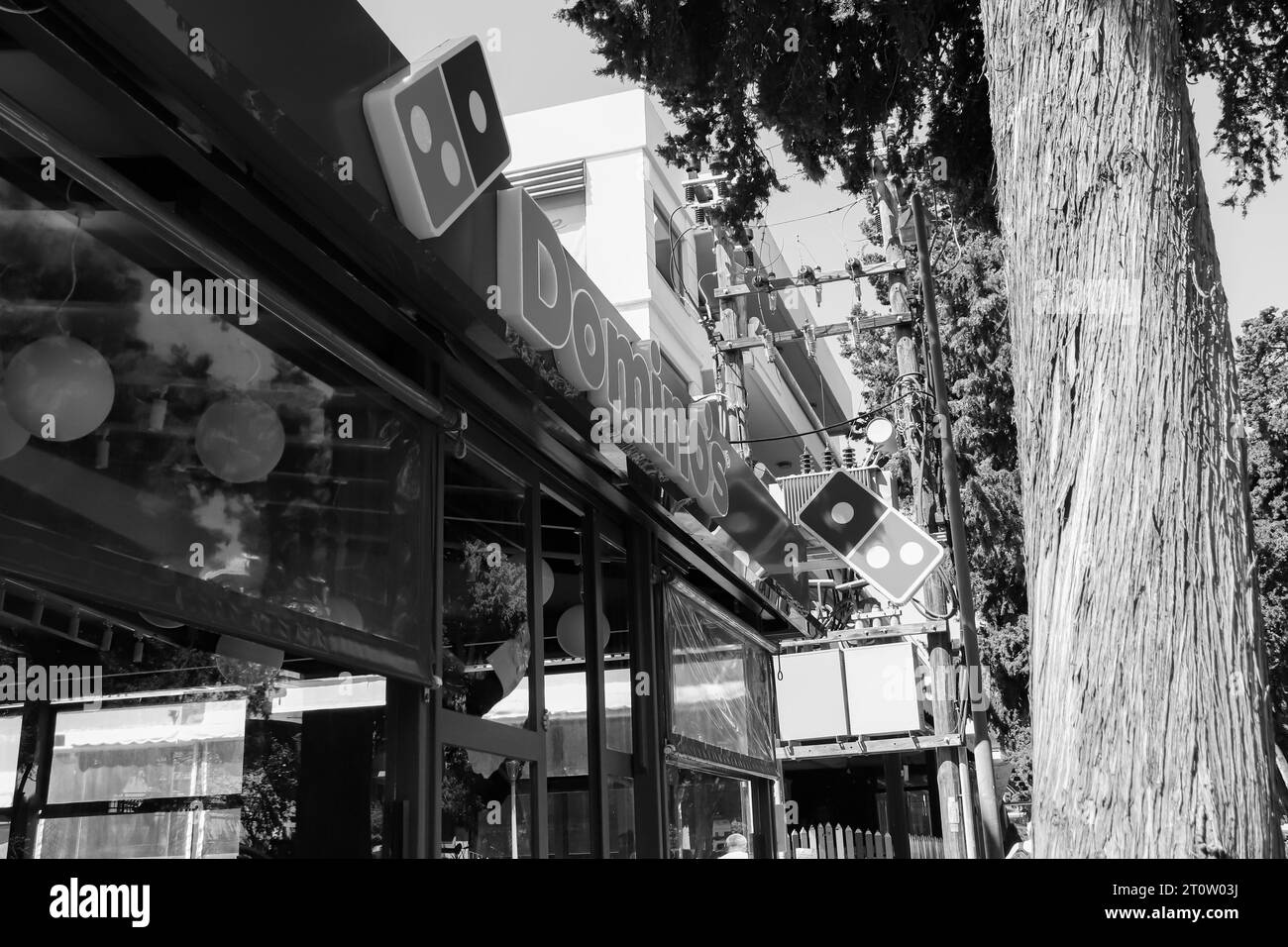 Domino's Pizza Logoschild am Eingang des Restaurants in Rhodos in Schwarz-weiß Stockfoto