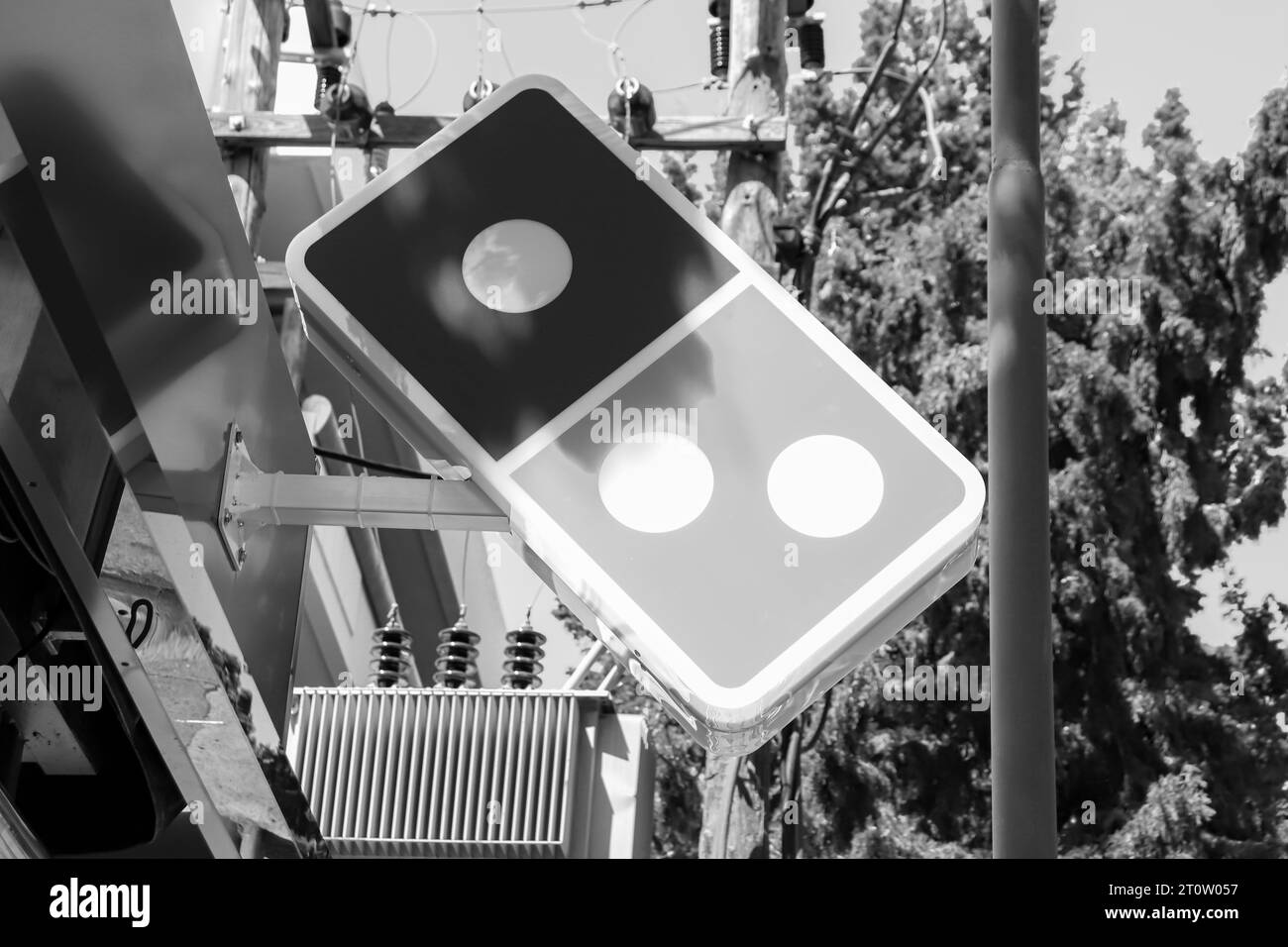 Domino's Pizza Logoschild am Eingang des Restaurants in Rhodos in Schwarz-weiß Stockfoto