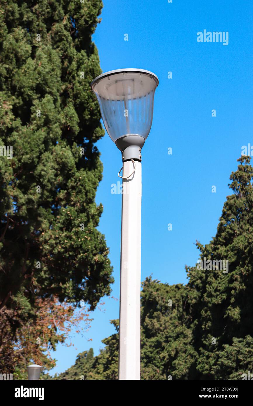 Straßenlaterne mit schiefer Laterne. Lichtquelle Stockfoto