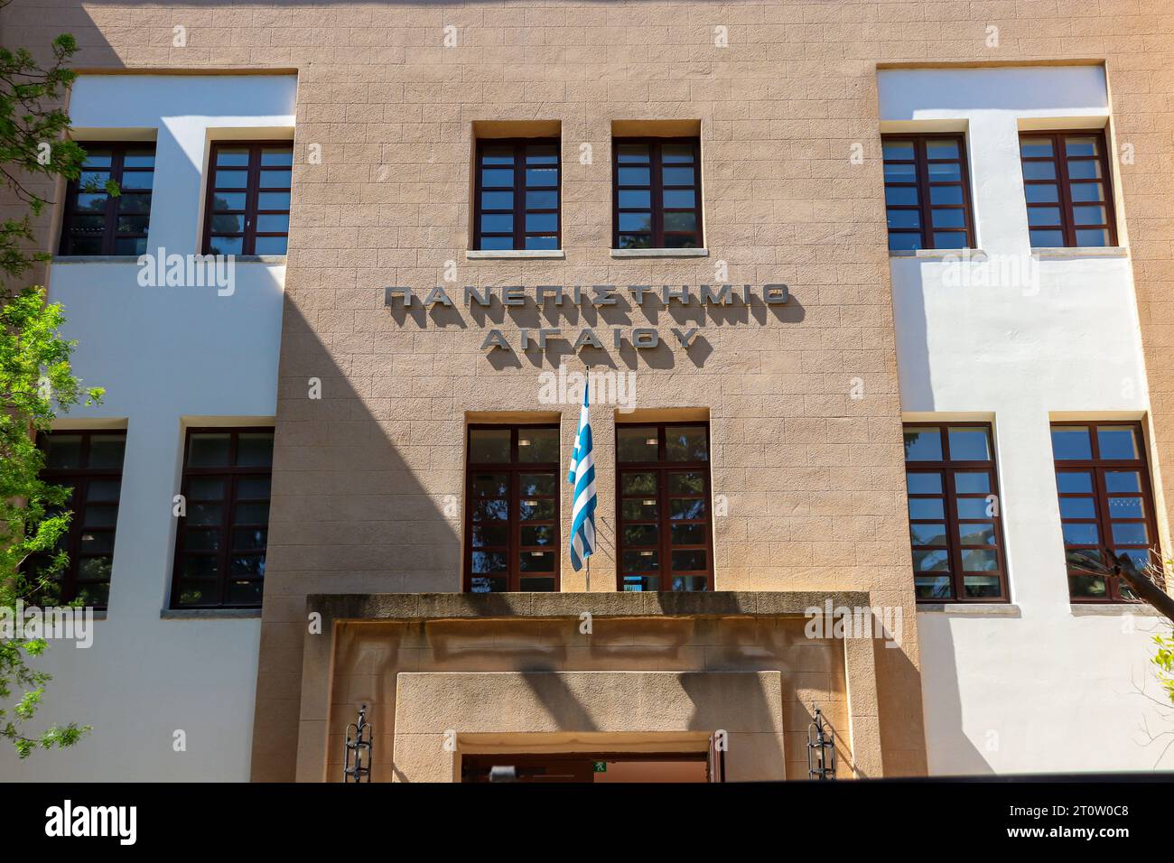 Universität der Ägäis für Hochschulbereich in Rhodos-Stadt, Griechenland, Vordereingang und Nationalflagge Stockfoto