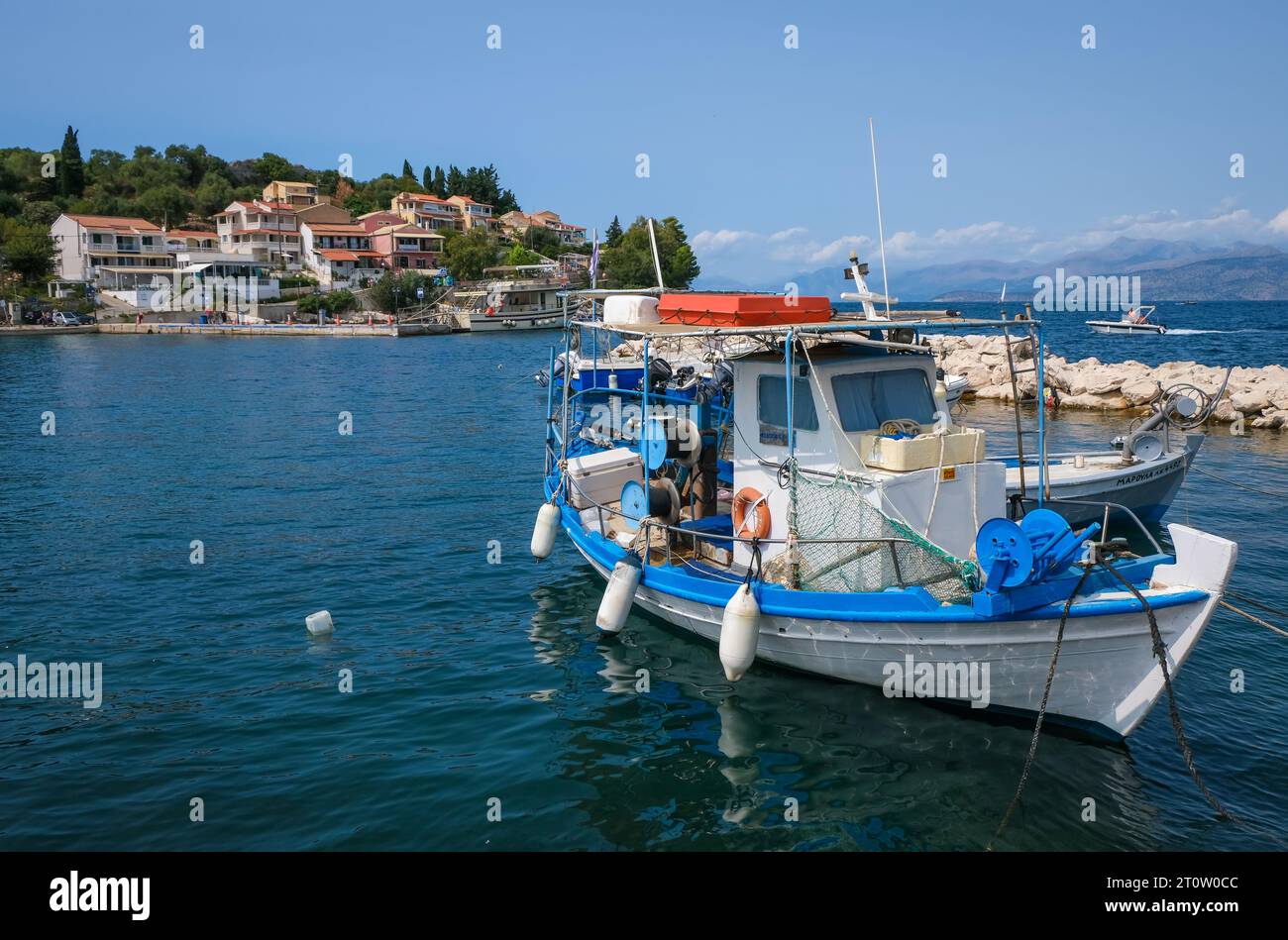 Kassiopi, Korfu, Griechenland - Fischerboot im Hafen von Kassiopi, einer kleinen Hafenstadt im Nordosten der griechischen Insel Korfu. Nach hinten, auf dem Stockfoto