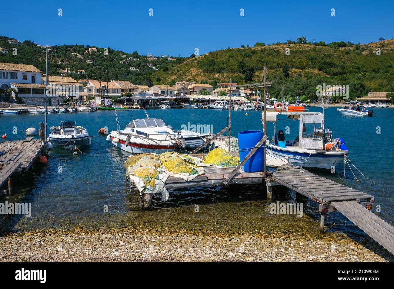 Agios Stefanos Avliotes, Korfu, Griechenland - Fischerboote im Hafen von Agios Stefanos. Agios Stefanos war ursprünglich ein Fischerdorf für die nahegelegenen Stockfoto