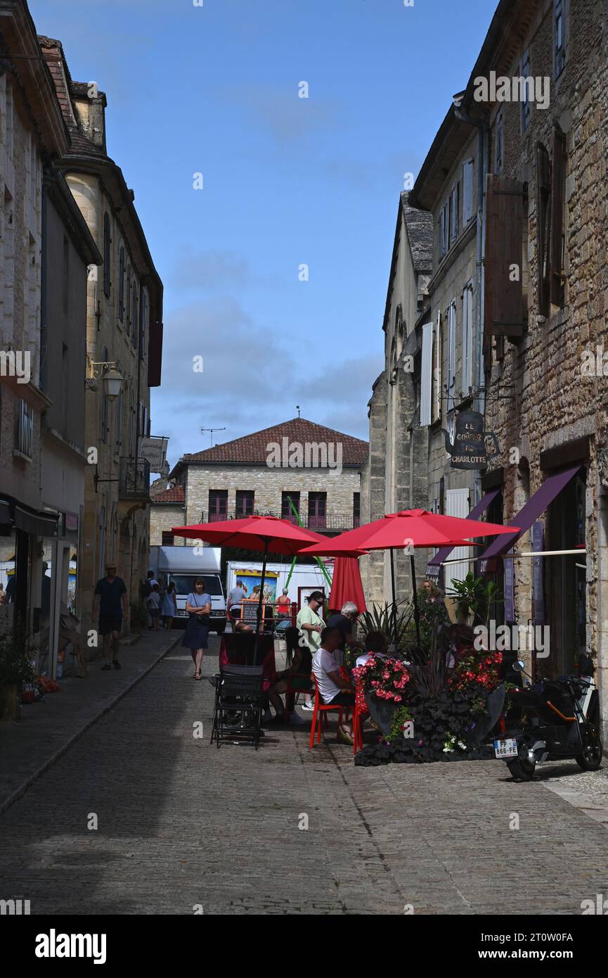 Ein kleines Café, das sich in einer halben engen Straße in der bastide-Stadt Villefranche du Périgord befindet. Im Sommer stehen viele französische Cafés auf der Straße. Stockfoto