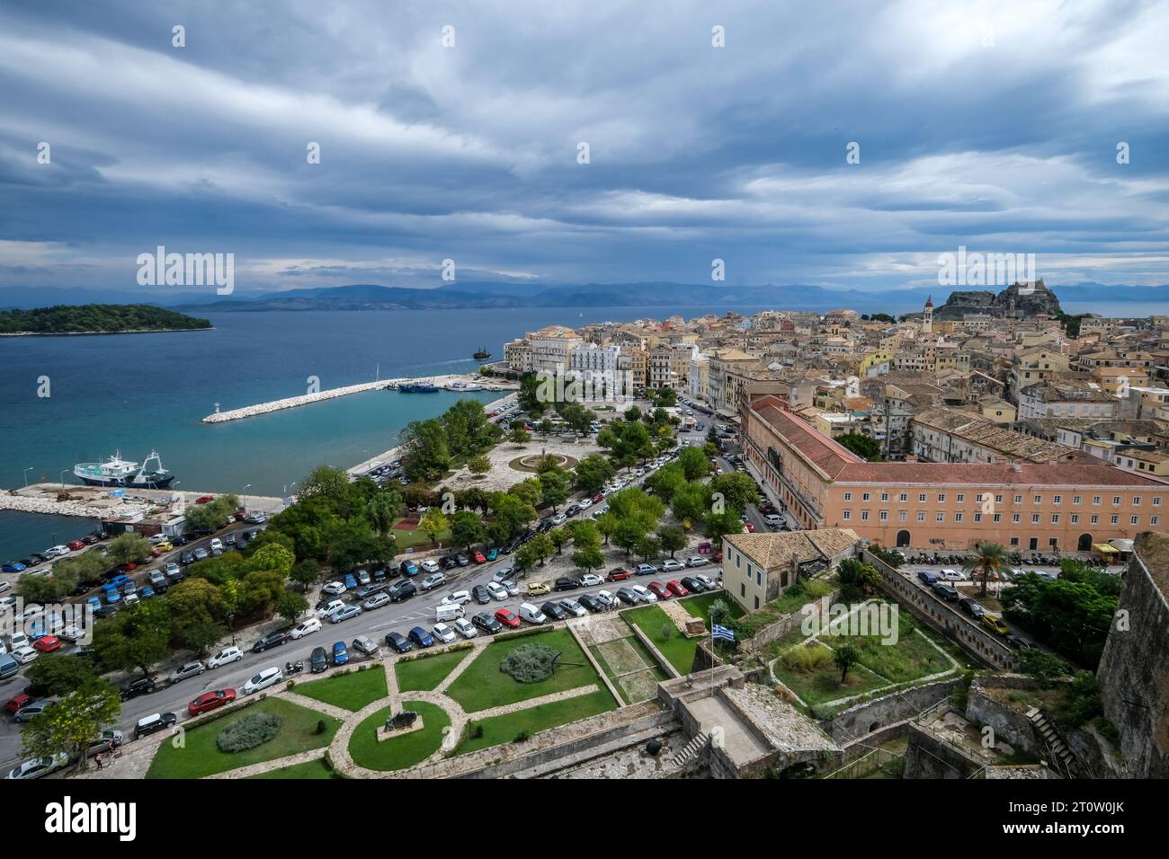 Korfu-Stadt, Korfu, Griechenland - Überblick über die Stadt Korfu mit dem alten Hafen, der griechisch-orthodoxen Kirche Agios Spiridon und der neuen Festung. Im hinteren mai Stockfoto