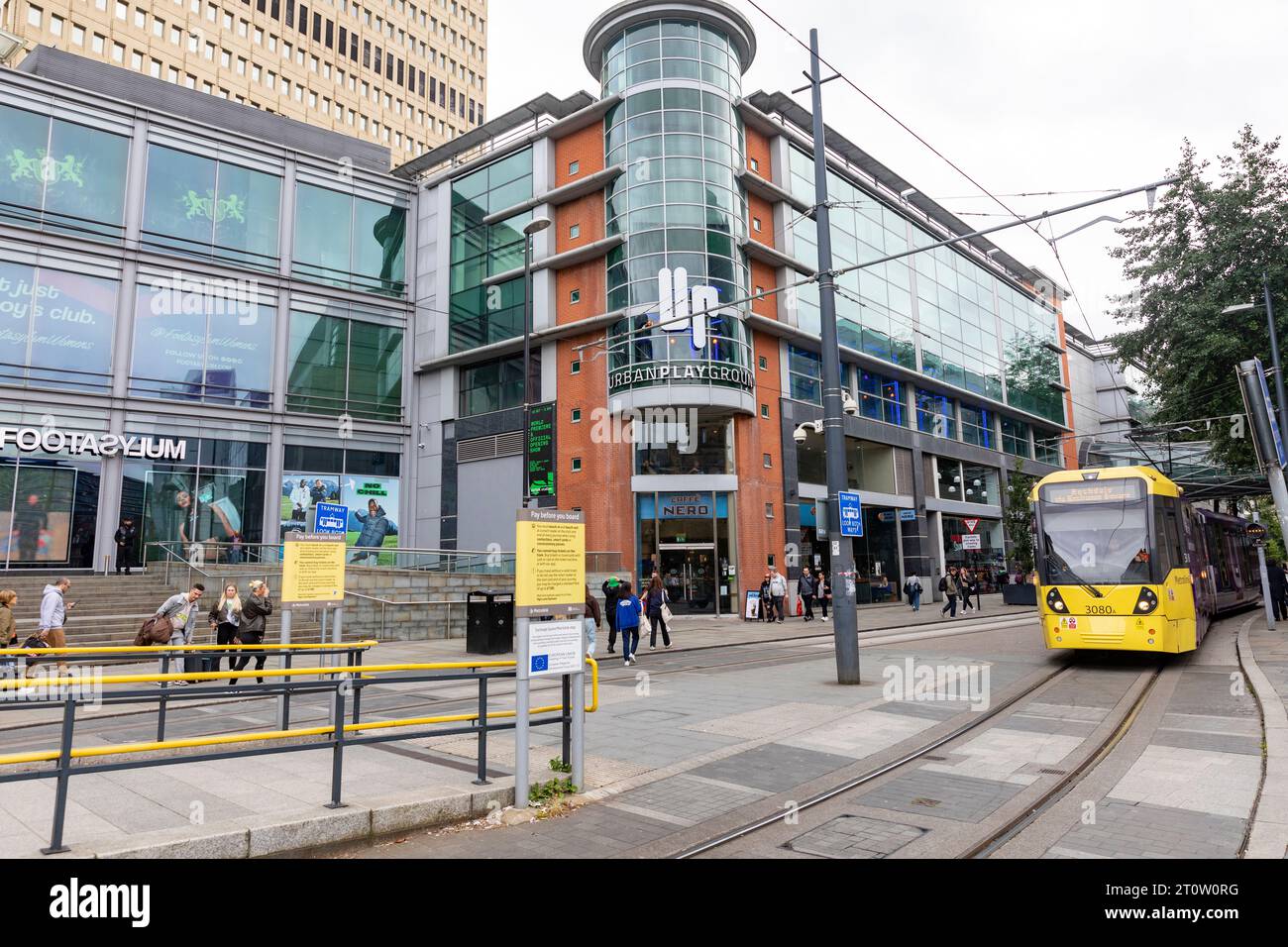 Manchester Metrolink Straßenbahnhaltestelle am Arndale Centre und Exchange Square Straßenbahnhaltestelle, Manchester, England, UK, 2023 Stockfoto