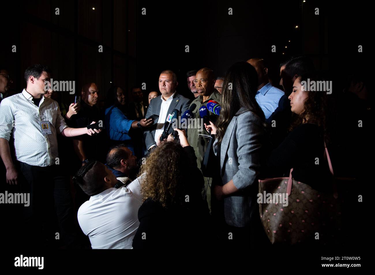 Der Bürgermeister von New York, Eric Adams, spricht während einer Pressekonferenz in Bogota, Kolumbien, am 7. Oktober 2023. Bürgermeister Eric Adams besuchte ihn am selben Tag Stockfoto