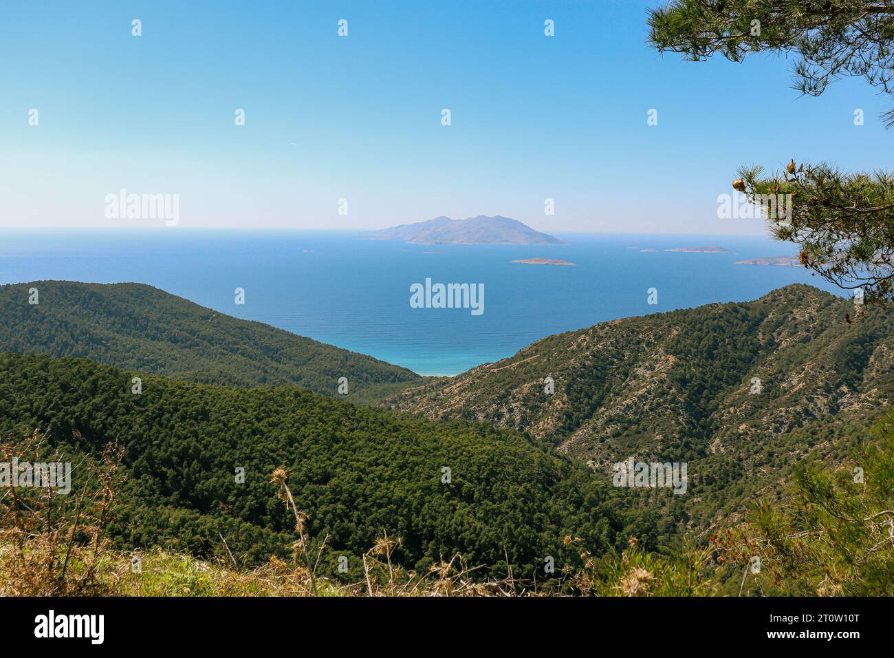 Küstenansicht einer Makri-Insel, einer der Echinaden, in der Gruppe der Ionischen Inseln von Rhodos aus gesehen Stockfoto