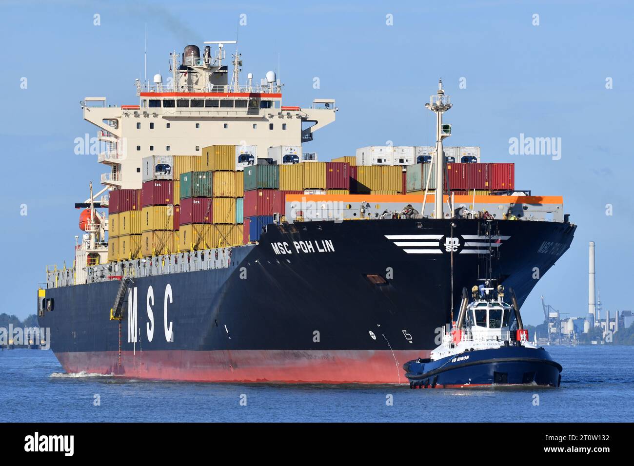 Containerschiff MSC POH LIN kommt im Hamburger Hafen an Stockfoto