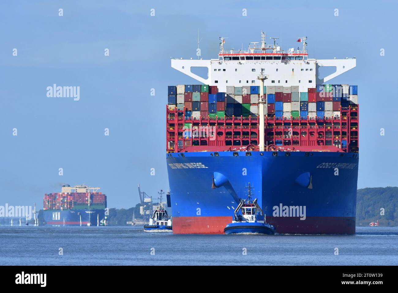 Containerschiffe COSCSO SHIPPING UNIVERSE gefolgt von HMM HELSINKI bei der Ankunft im Hamburger Hafen. Stockfoto