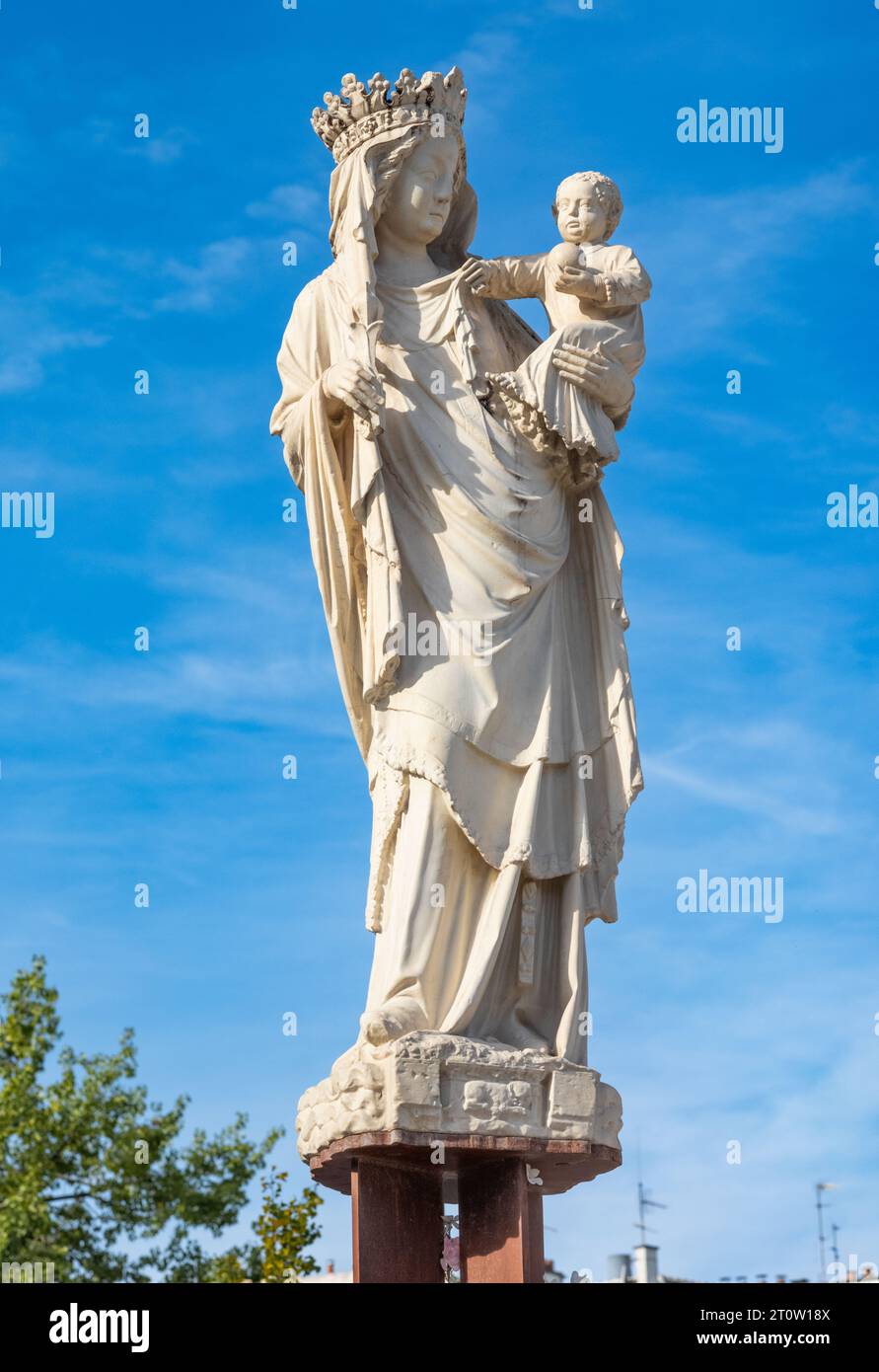 Eine Kopie der verehrten Statue aus dem 14. Jahrhundert, bekannt als die Jungfrau von Paris, die vor der Kathedrale Notre Dame in Paris installiert wurde. Das Original hat t erhalten Stockfoto
