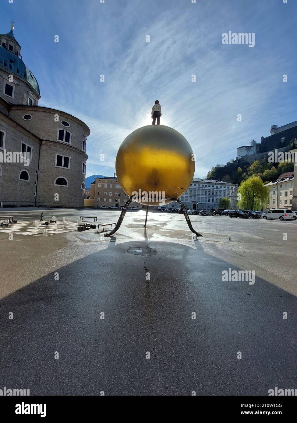 Die Skulptur „Sphaera“ auf dem Kapitelplatz in der Altstadt von Salzburg, Österreich. Vor dem Salzburger Dom. Stockfoto