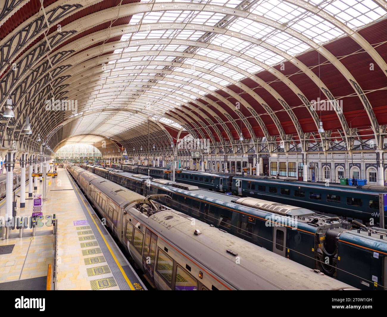 Draufsicht auf Züge, die am Bahnhof Paddington, London, Großbritannien, abfahren Stockfoto