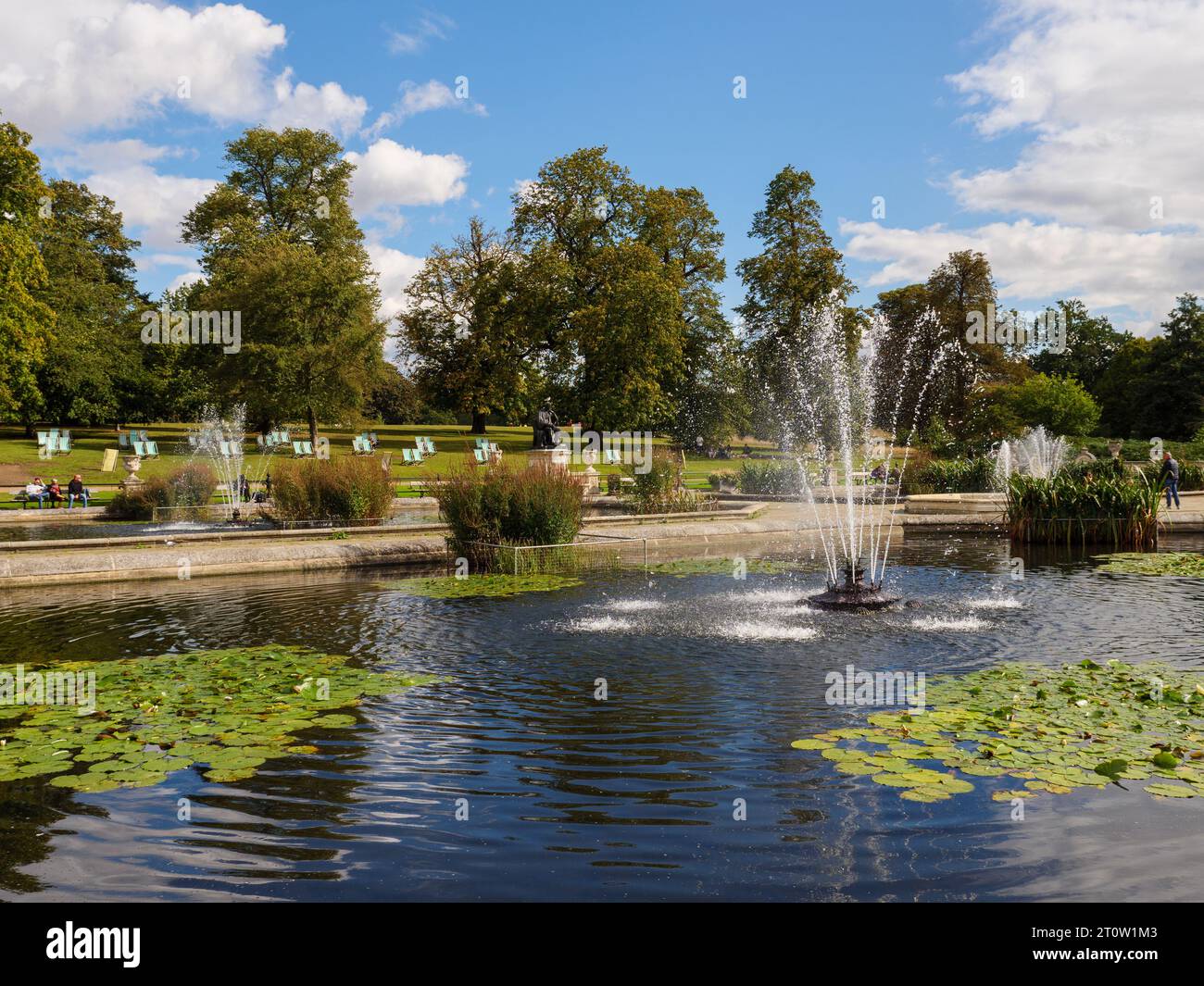 Teiche in den italienischen Gärten in Kensington Gardens, London, Großbritannien Stockfoto