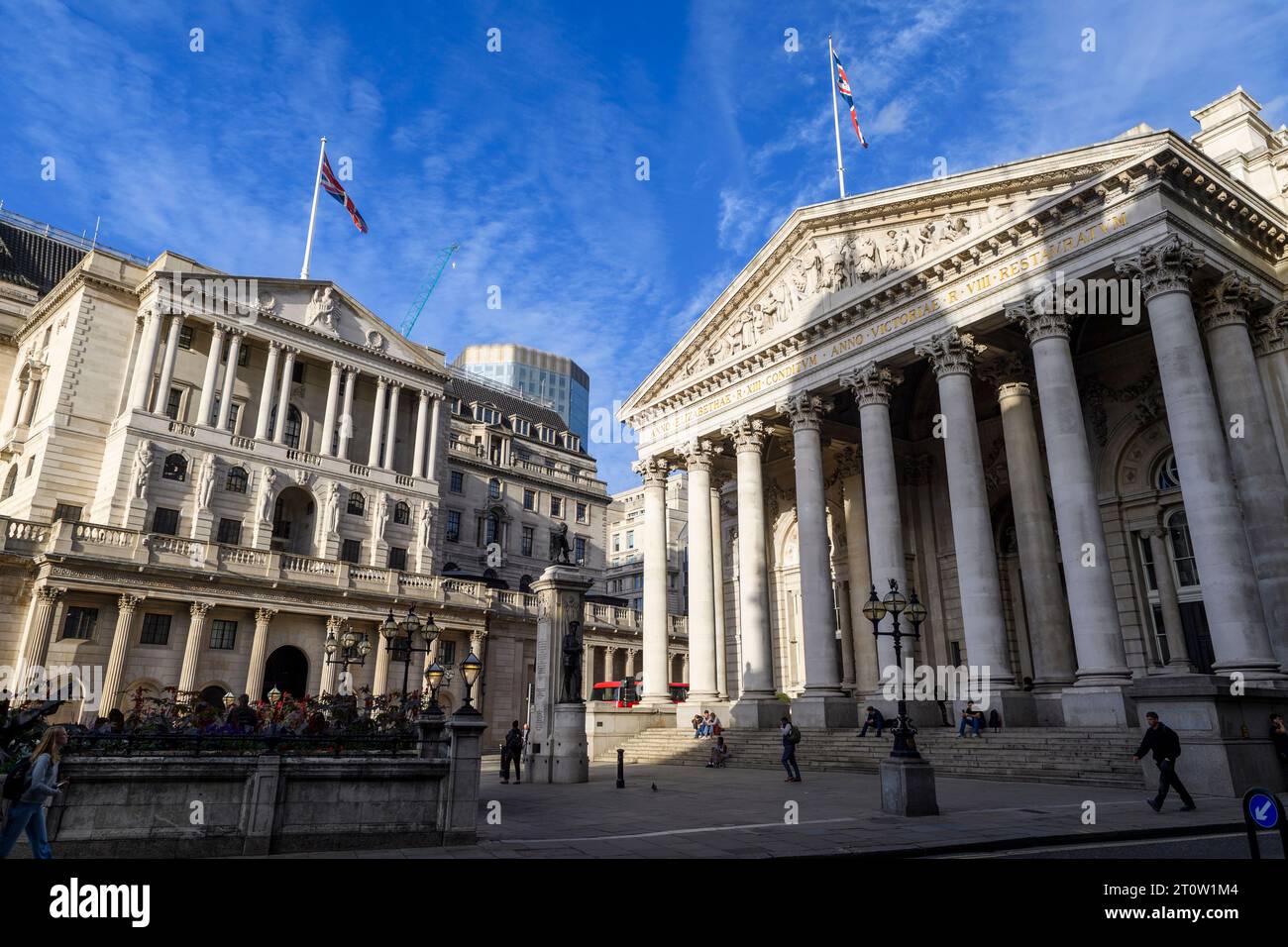 Royal Exchange Gebäude mit der Bank of England auf der linken Seite. Das Gebäude der Royal Exchange, entworfen von Sir William Tite, verfügt über einen Portikus aus Stockfoto