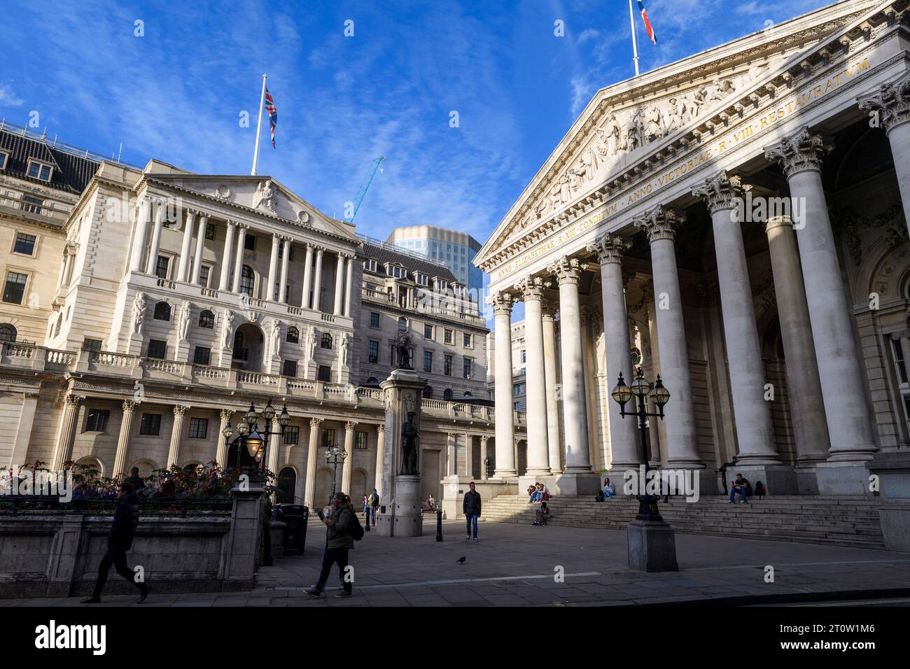 Royal Exchange Gebäude mit der Bank of England auf der linken Seite. Das Gebäude der Royal Exchange, entworfen von Sir William Tite, verfügt über einen Portikus aus Stockfoto