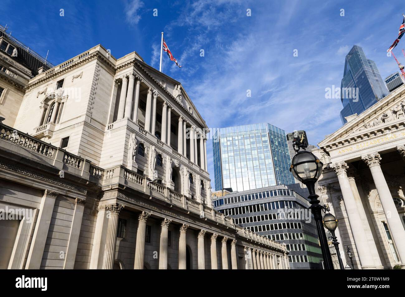 Die Bank of England mit dem Gebäude der Royal Exchange auf der rechten Seite. Die Bank of England, entworfen von Sir Herbert Baker und gebaut von 1925 bis 193 Stockfoto