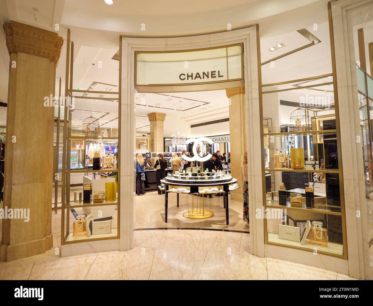 Chanel in den Beauty Halls of Harrods, London, Großbritannien Stockfoto