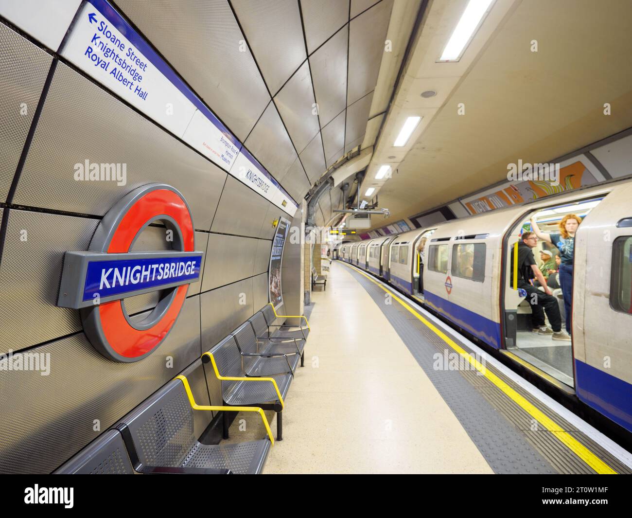 Bahnsteig des Bahnhofs Knighsbridge an der Piccadilly Line der Londoner U-Bahn, Großbritannien Stockfoto