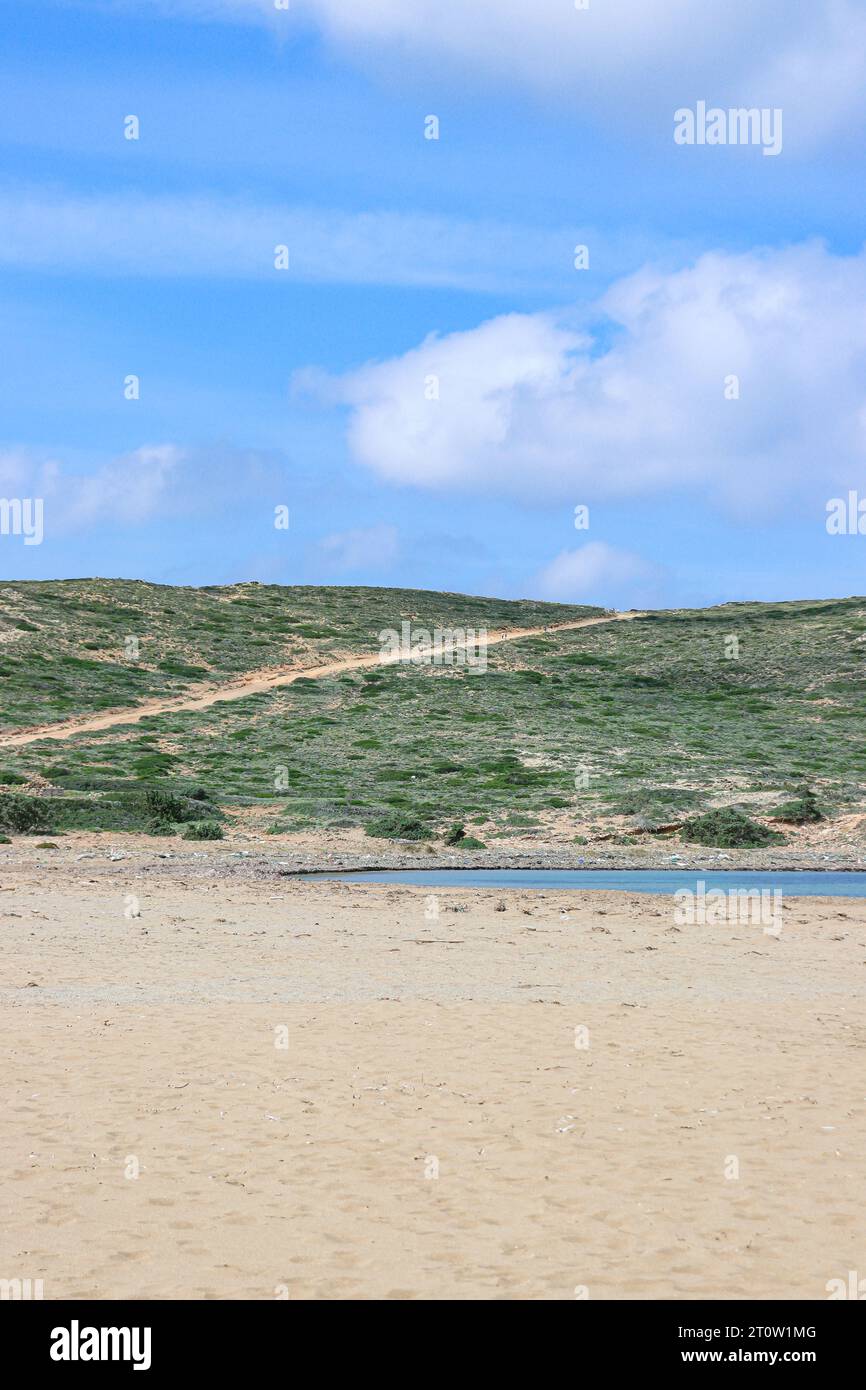 Wanderweg auf dem Hügel am Ende des Prasonisi Beach, Griechenland, ein Treffpunkt zwischen dem Mittelmeer und der Ägäis Stockfoto