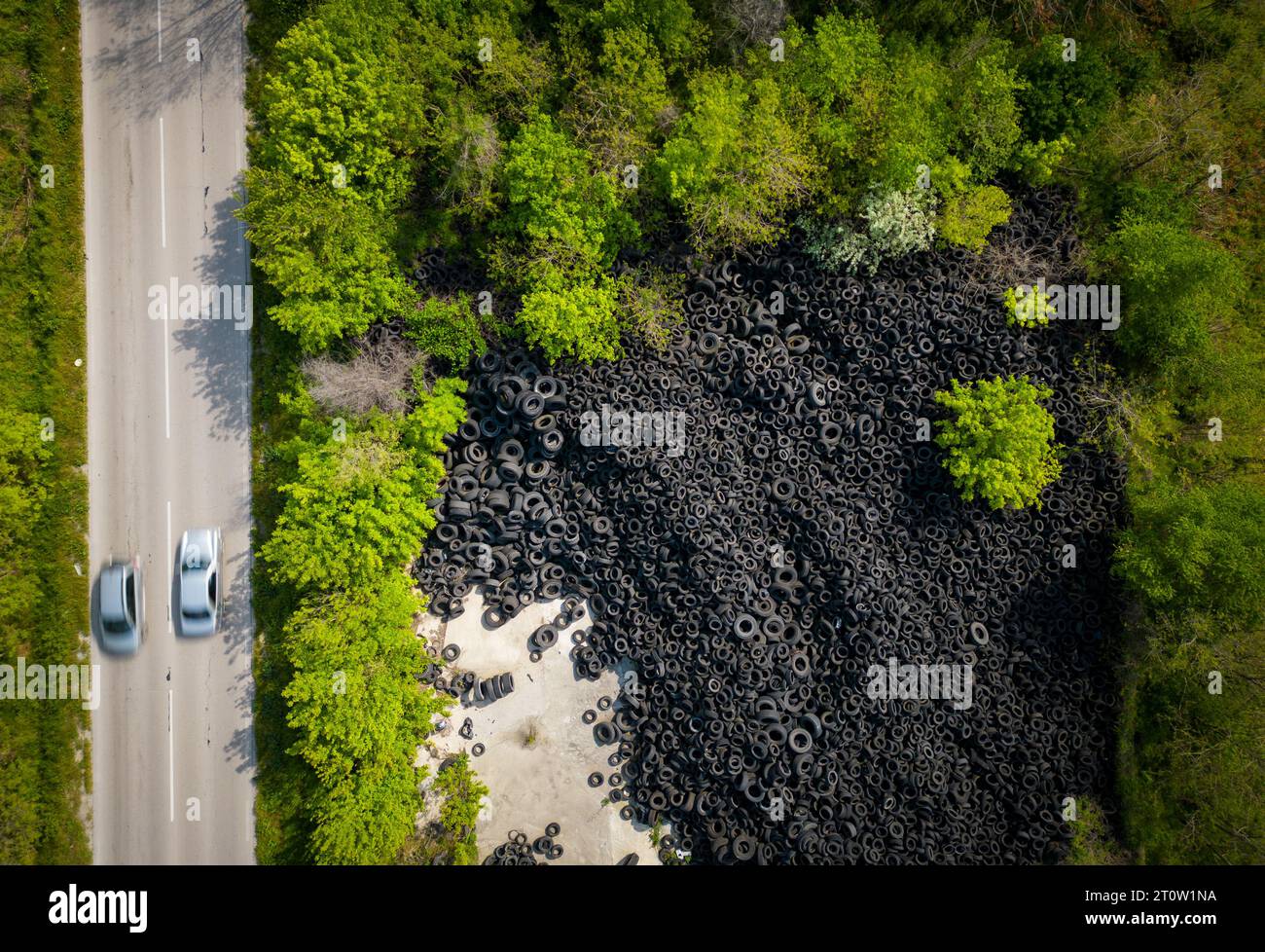 Aus der Vogelperspektive des starken Kontrasts zwischen einer riesigen Deponie mit gebrauchten 
