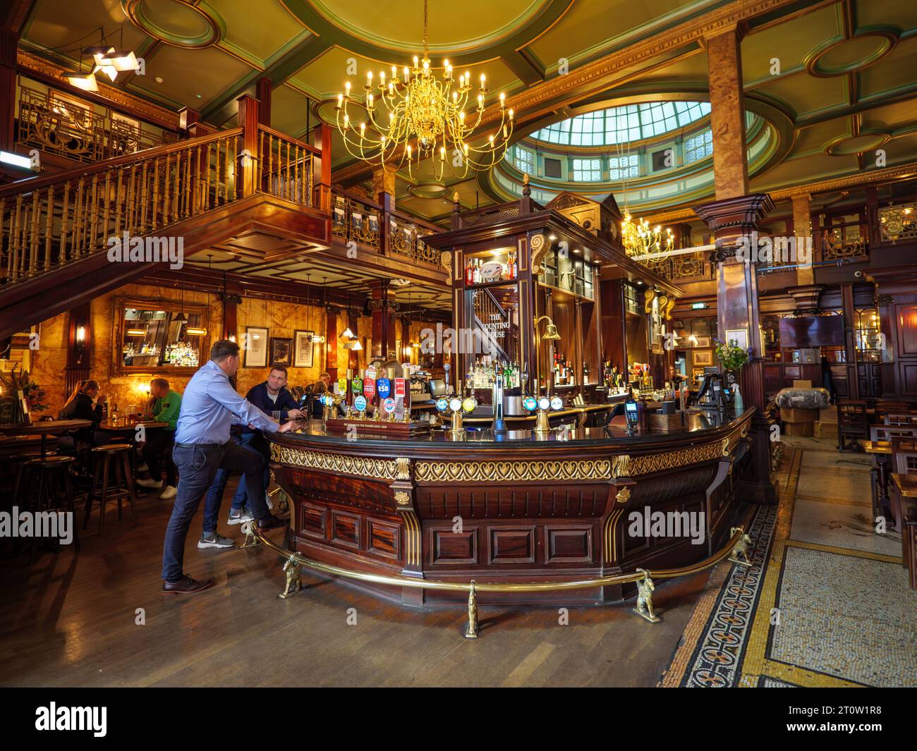 Leute, die im Counting House Pub trinken, London, Großbritannien Stockfoto