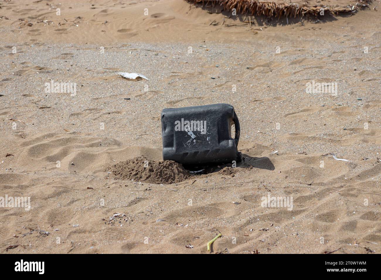 Plastikmüll, der auf Strandsand geworfen wird, verursacht Schmutz, Müll und Verschmutzung in der Nähe des Ozeans in der Natur. Weltumwelttag, ökologisch, Verschmutzungskonzept Stockfoto