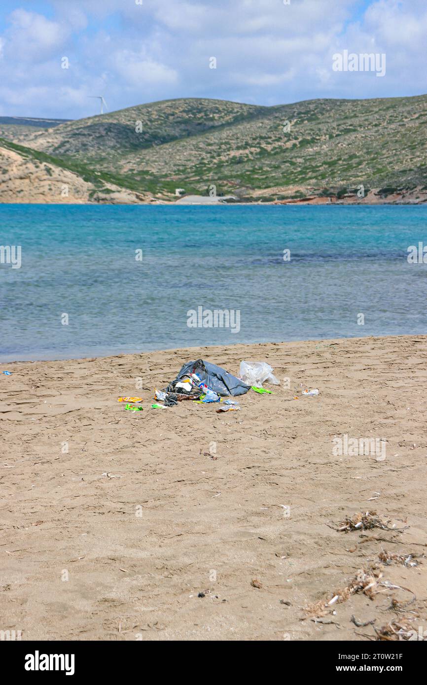 Dreck, Müll und Verschmutzung, die auf den Sand des Prasonisi Beach geworfen werden, ein Treffpunkt zwischen zwei Meeren. Weltumwelttag, ökologisch, Verschmutzungskonzept Stockfoto
