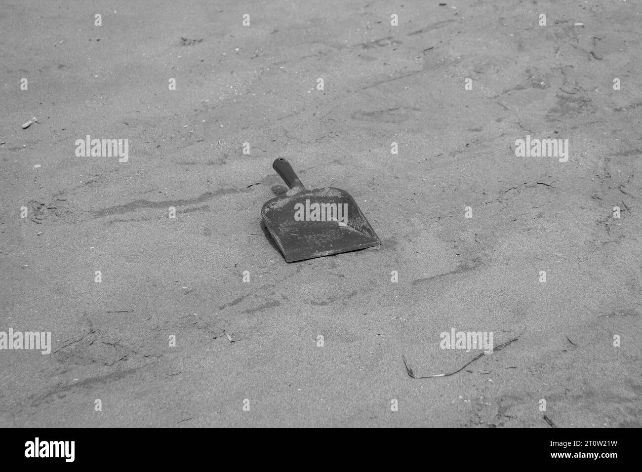 Staubpfannenreiniger auf Strandsand, der Schmutz, Müll und Verschmutzung in der Nähe des Ozeans erzeugt. Weltumwelttag, ökologisch, Verschmutzungskonzept Stockfoto