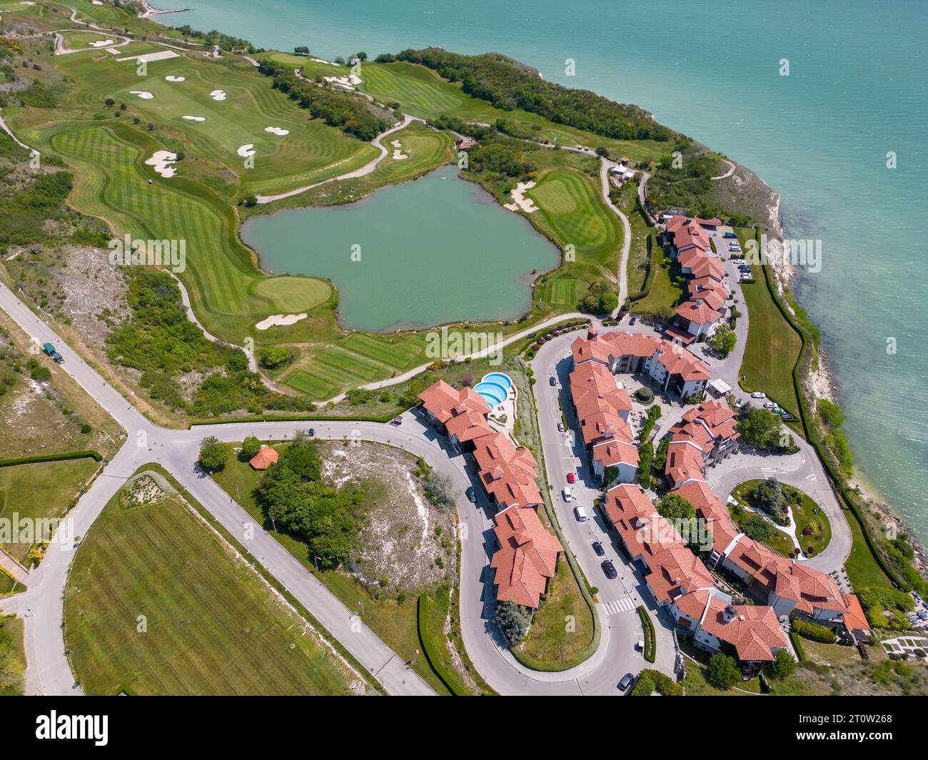 Der Golfplatz ist von der Luft aus zu sehen, und seine üppig grünen Fairways ergänzen das atemberaubende Küstenpanorama. Unter den malerischen L Stockfoto