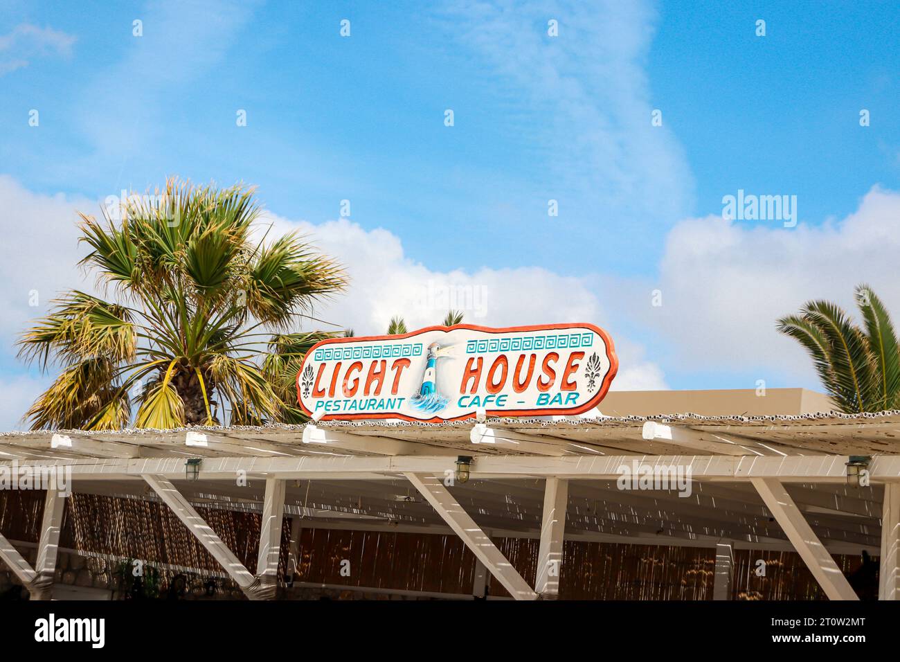 Leuchtturm Tavern, ein Restaurant im griechischen Stil am Strand von Prasonisi, Griechenland, in Schwarz-weiß Stockfoto