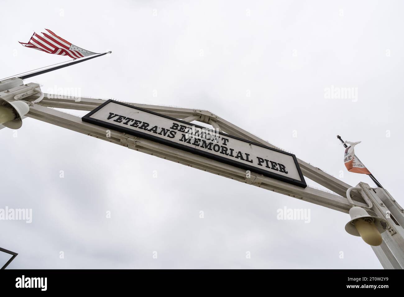 Long Beach, Kalifornien, USA - 16. September 2023: Editorial View of Weathered Belmont Veterans Memorial Pier Schild mit zerrissenen Fahnen. Stockfoto