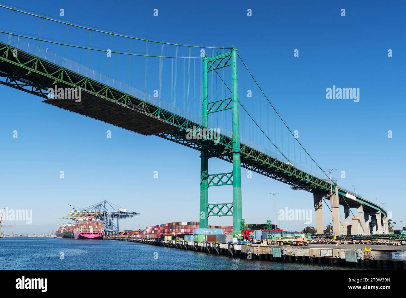 Los Angeles, Kalifornien, USA - 4. Oktober 2023: Blick auf die Hafendocks und die Vincent Thomas Bridge zwischen San Pedro und Terminal Island im Süden Stockfoto