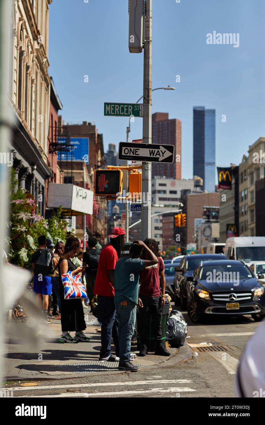 NEW YORK, USA - 26. NOVEMBER 2022: Geschäftige Straße mit Menschenmassen und starkem Verkehr in der Innenstadt Stockfoto