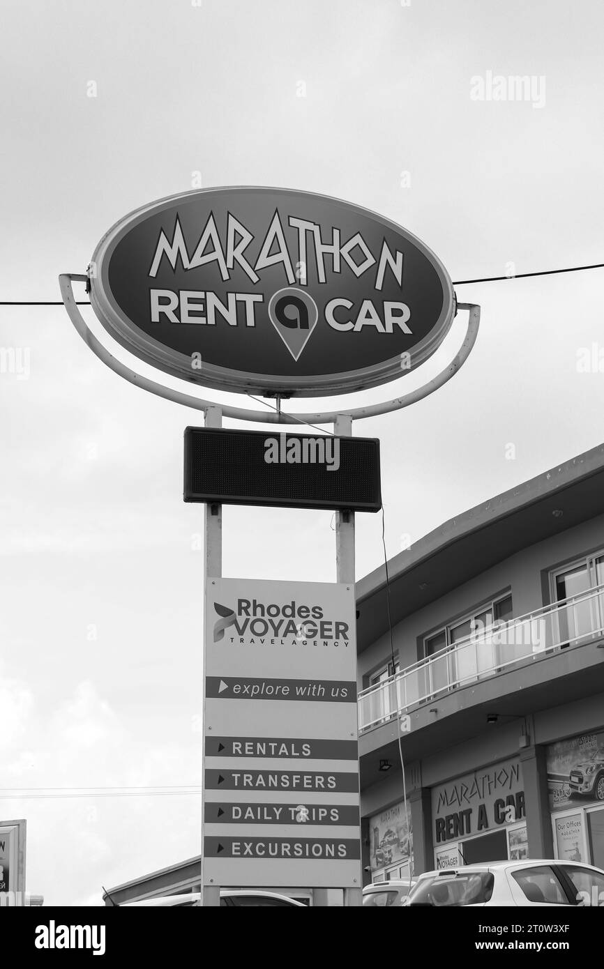 Marathon Rent a Car Business Office Schild, das Touristen über die Lage des Geschäfts in Schwarz-weiß informiert Stockfoto