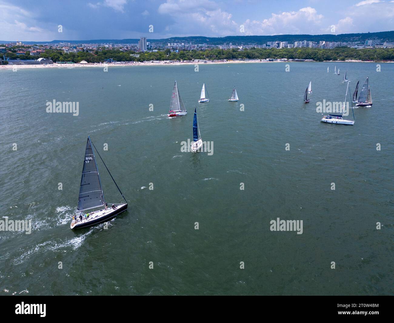 Luftaufnahme von oben auf Segelyachten Regatta Rennen auf See in der Nähe von Varna in Bulgarien, Schwarzes Meer Stockfoto