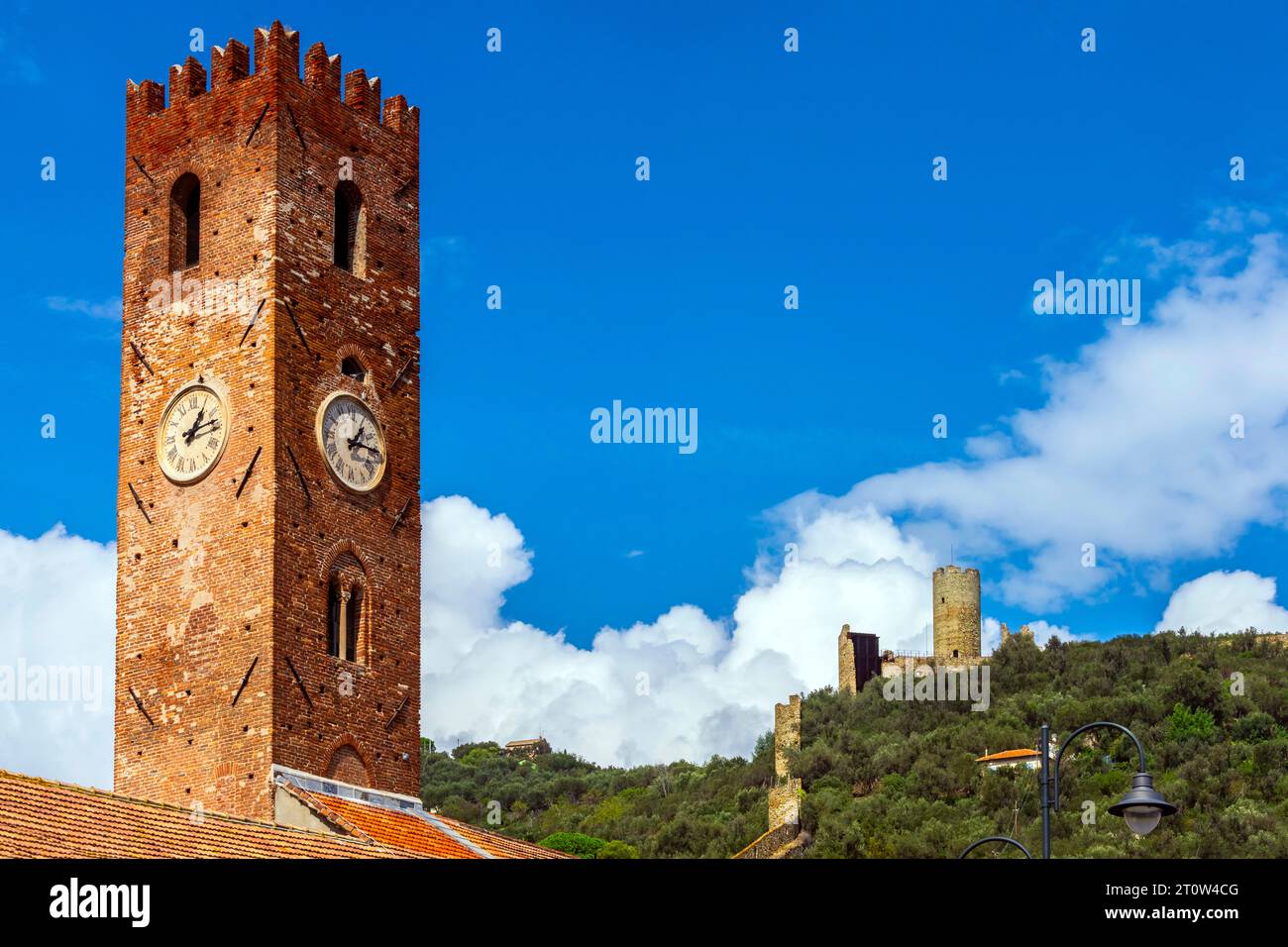 Das Schloss Ursino von Noli erhebt sich auf einem Hügel mit Blick auf Noli. Italien. Die Burg war in der Lage, sowohl das Meer als auch die ligurische Küste zu kontrollieren. Stockfoto