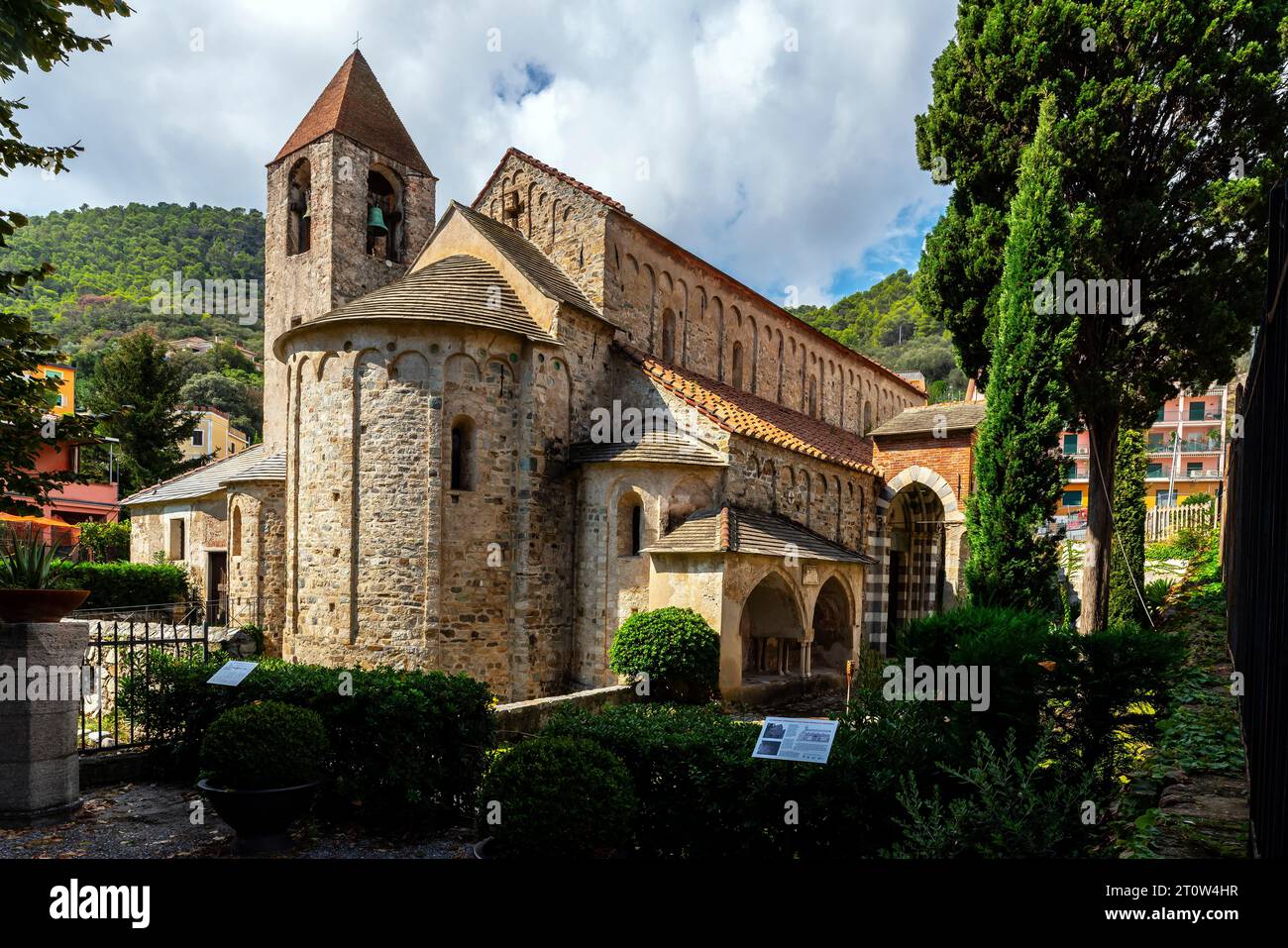 Die zentrale Apsis und der Glockenturm. Die Kirche San Paragorio (XI Jahrhundert) befindet sich außerhalb der mittelalterlichen Stadtmauern der Altstadt von Noli. Italien. Stockfoto