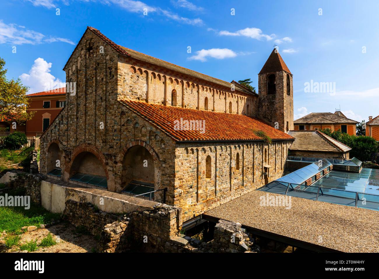 Die Fassade und der Glockenturm. Die Kirche San Paragorio (XI Jahrhundert) befindet sich außerhalb der mittelalterlichen Stadtmauern der Altstadt von Noli. Italien. Stockfoto