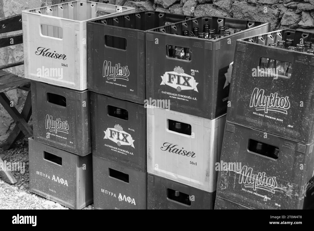 Schwarze und weiße griechische Biermarken mit offenen und leeren Glasflaschen. Mythos-Bier, Fix-Bier und Kaiser-Pilsner-Bier Stockfoto