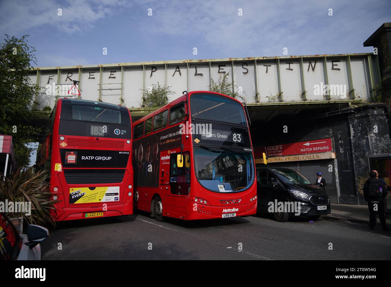 Pro-palästinensische Graffitis sprühten auf einer Eisenbahnbrücke in Golders Green im Norden Londons, einem Gebiet mit prominenter jüdischer Bevölkerung, da die Zahl der Todesopfer aufgrund der anhaltenden Gewalt in Israel und Gaza nach dem Angriff der Hamas steigt. Bilddatum: Montag, 9. Oktober 2023. Stockfoto