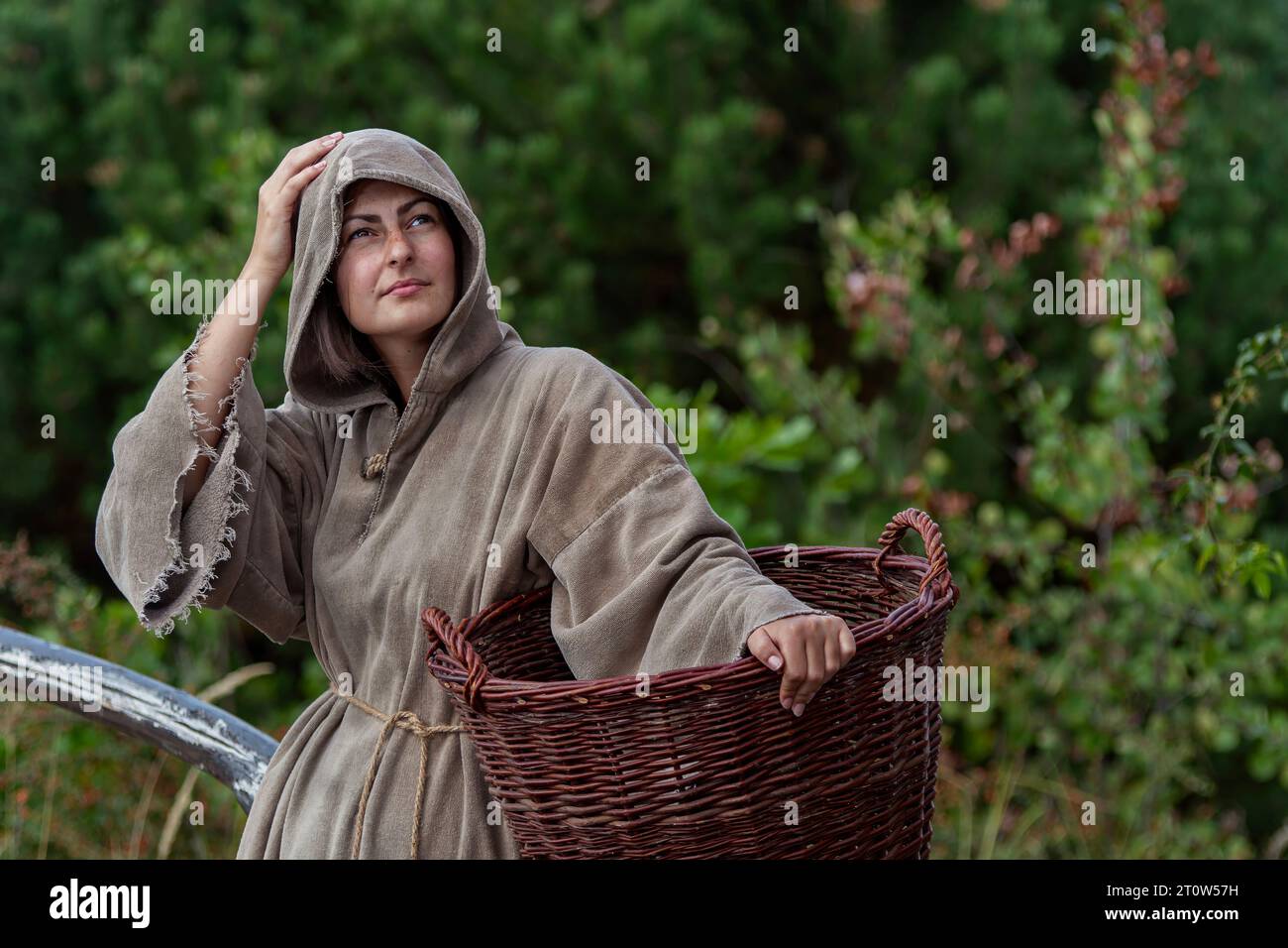 Zauberer mit Zauberstab auf Kristallkugel mit Platz für das Produkt. Stockfoto