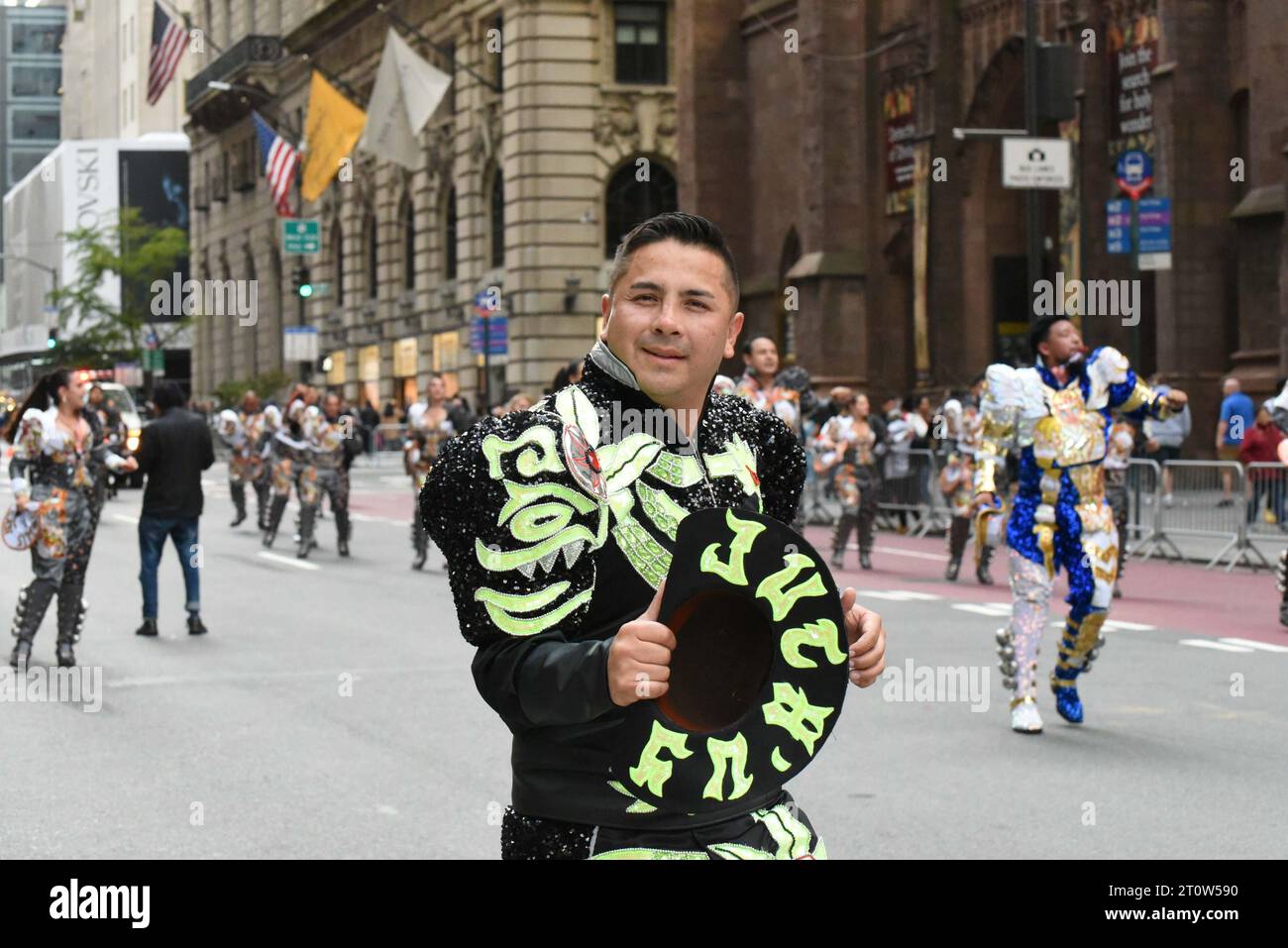8. Oktober 2023, %G: (Neu) die Hispanic Day Parade. 8. Oktober 2023 New York City, New York, U S.&#XA;New York CityÃ¢â‚¬â„¢feiert im Oktober die Kultur der Länder, die ein hispanisches Erbe teilen. &#XA;Foto: Peruanische Tänzer auf der Fifth Avenue.&#XA;Credit: Victor M. Matos/Thenews2&#XA; (Foto: Victor M. Matos/Thenews2/ZUMAPRESS) (Credit Image: © Victor M. Matos/TheNEWS2 via ZUMA Press Wire) NUR REDAKTIONELLE VERWENDUNG! Nicht für kommerzielle ZWECKE! Stockfoto