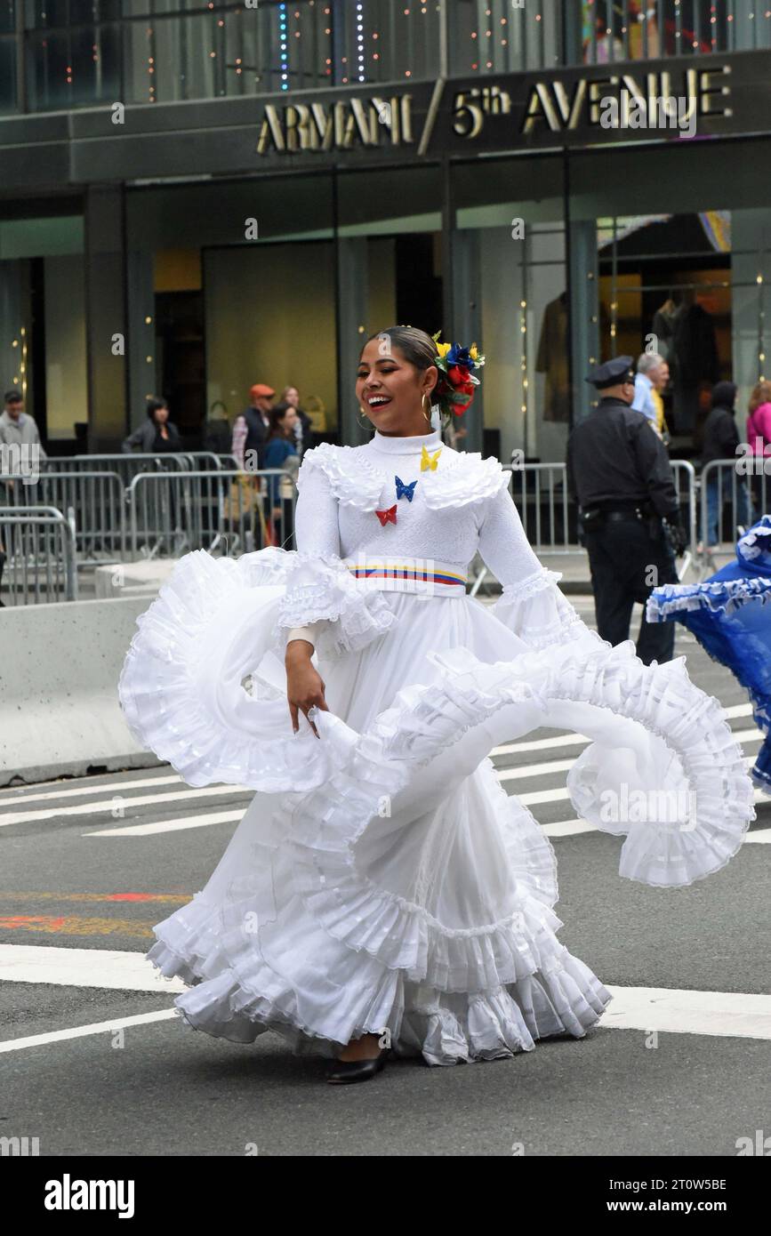 8. Oktober 2023, %G: (Neu) die Hispanic Day Parade. 8. Oktober 2023 New York City, New York, U S.&#XA;New York CityÃ¢â‚¬â„¢feiert im Oktober die Kultur der Länder, die ein hispanisches Erbe teilen. &#XA;Foto: Venezolanischer Tänzer bei der Hispanic Day Parade.&#XA;Foto: Victor M. Matos/Thenews2&#XA; (Foto: Victor M. Matos/Thenews2/ZUMAPRESS) (Foto: © Victor M. Matos/TheNEWS2 via ZUMA Press Wire) NUR REDAKTIONELLE VERWENDUNG! Nicht für kommerzielle ZWECKE! Stockfoto