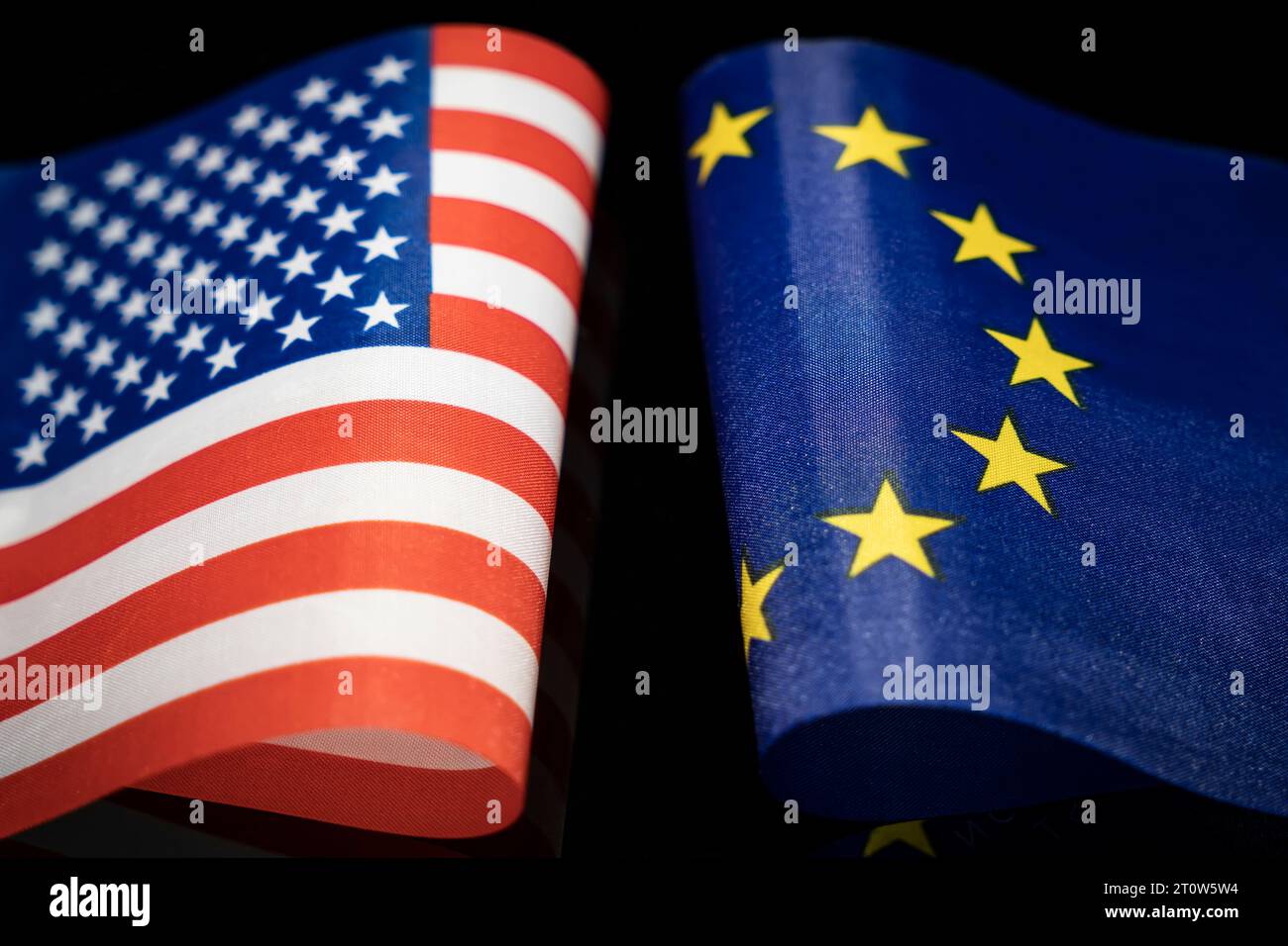 Flaggen der Vereinigten Staaten von Amerika und der Europäischen Union, Konzept der bilateralen Beziehungen, Freundschaft oder Konflikt Stockfoto